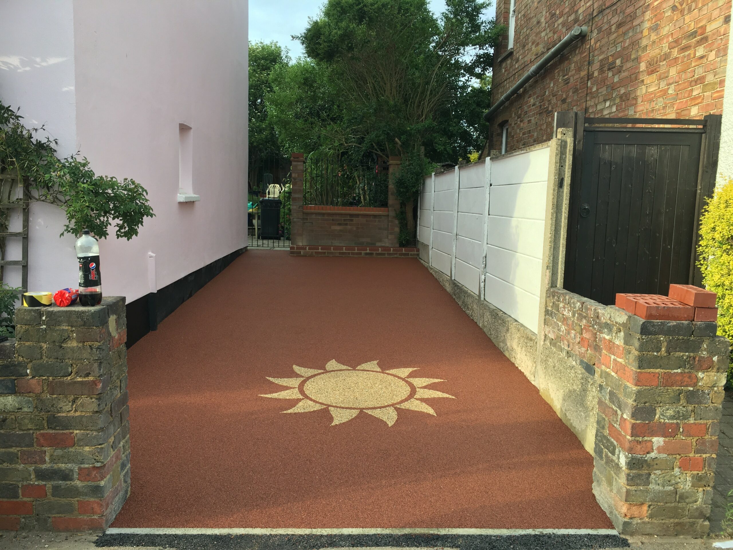 A beautiful, decorative sun resin bound design