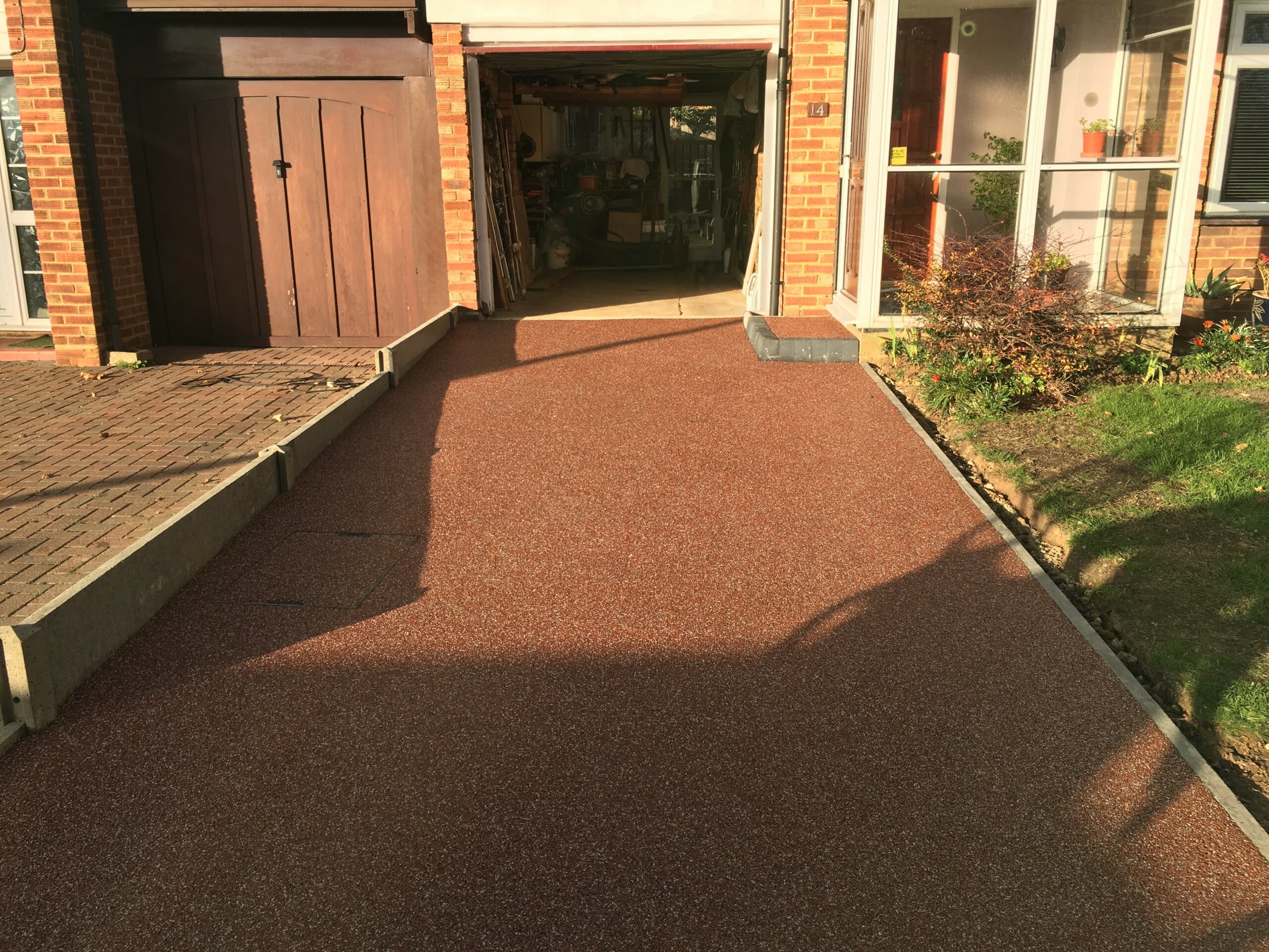 a beautiful, complimentary resin bound driveway